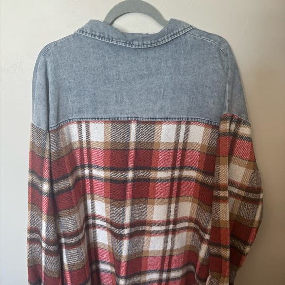 Mixed material flannel shirt. Size is large but oversized so can fit up to 2x - Picture 3 of 3